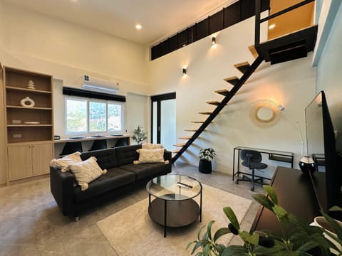 Property building, Restaurant/places to eat, TV and multimedia, Living room, Mountain view, Mountain view, Breakfast, Family