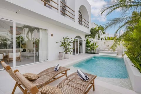 Property building, Pool view, Swimming pool, sunbed