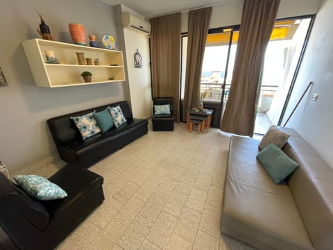 TV and multimedia, Living room, Seating area, Bedroom