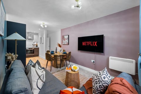 TV and multimedia, Living room, Seating area, Dining area, Evening entertainment, Food