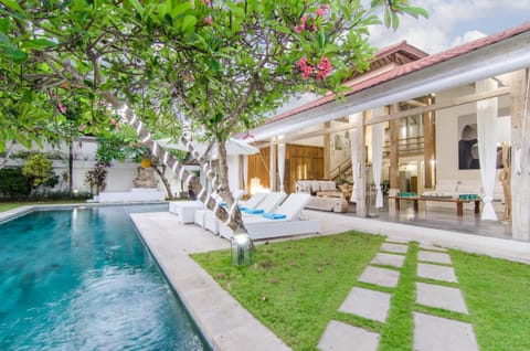 Property building, Patio, Day, Natural landscape, Garden, Living room, Garden view, Pool view, Swimming pool, sunbed