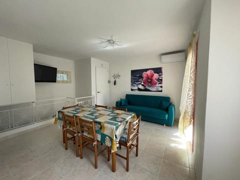 Restaurant/places to eat, Living room