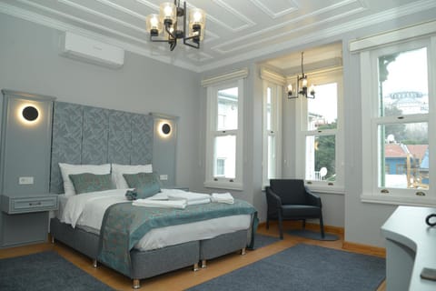 Bed, Photo of the whole room, Seating area, Bedroom