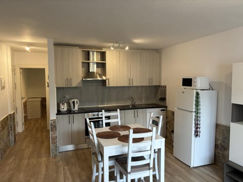 Kitchen or kitchenette, Dining area, minibar, pet friendly, stove, toaster