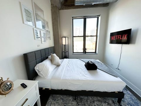 Bed, TV and multimedia, Photo of the whole room, Bedroom, towels