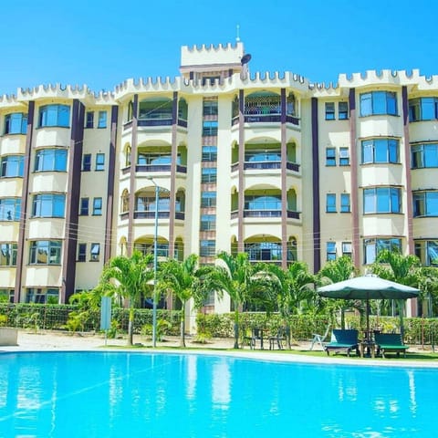 Property building, Spring, Day, Pool view, Swimming pool, sunbed