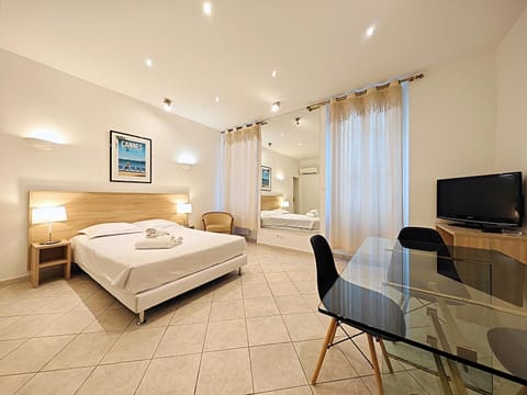 Bed, TV and multimedia, Living room, Dining area