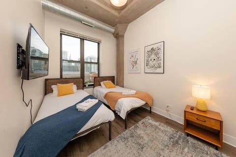 Fully Equipped 2BR Apartment in South Loop with Optional Parking and Gym Access Near McCormick Place & Lakefront Attractions Apartment in South Loop