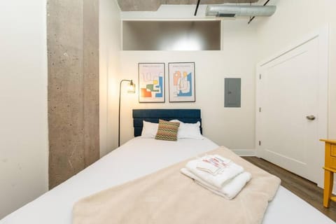 Fully Equipped 2BR Apartment in South Loop with Optional Parking and Gym Access Near McCormick Place & Lakefront Attractions Apartment in South Loop