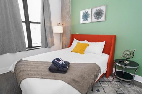 Business Ready 2BR Apartment in South Loop with Skyline view, Optional parking & Gym Access Close to McCormick, Downtown & CTA Apartment in South Loop