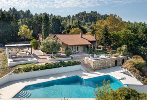 Property building, Natural landscape, Garden view, Mountain view, Swimming pool, sunbed