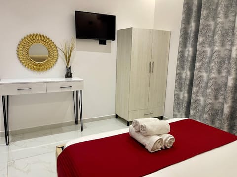 Bed, TV and multimedia, Photo of the whole room, Bedroom, towels, wardrobe