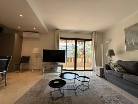 Communal lounge/ TV room, TV and multimedia, Living room, Seating area, air conditioner