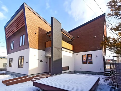 Property building, Day, Balcony/Terrace