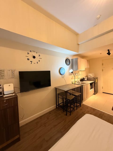 TV and multimedia, Kitchen or kitchenette, Photo of the whole room, Dining area, Bedroom