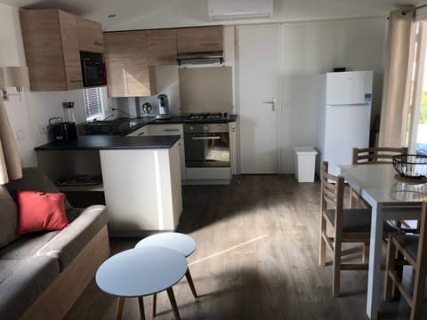 Kitchen or kitchenette, Dining area, minibar, pet friendly, toaster, air conditioner