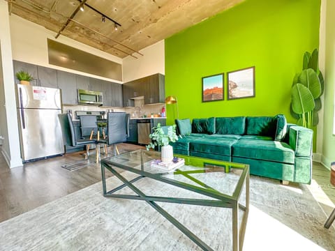 Central 2BR South Loop Location with Optional Parking & Gym Access Near McCormick Place, Shedd Aquarium & Navy Pier Apartment in South Loop