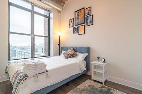 Central 2BR South Loop Location with Optional Parking & Gym Access Near McCormick Place, Shedd Aquarium & Navy Pier Apartment in South Loop