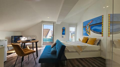 Bed, TV and multimedia, Living room, Photo of the whole room, Seating area, Dining area, Bedroom
