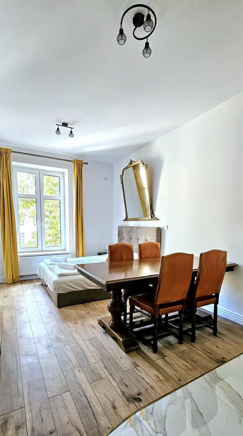 Bed, Living room, Photo of the whole room, Seating area, Dining area, Bedroom