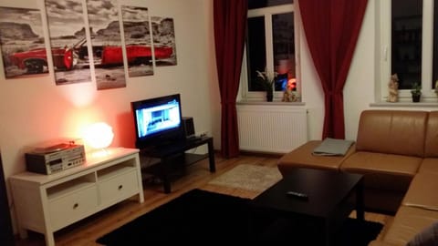 Communal lounge/ TV room, TV and multimedia, Living room, Seating area, Evening entertainment