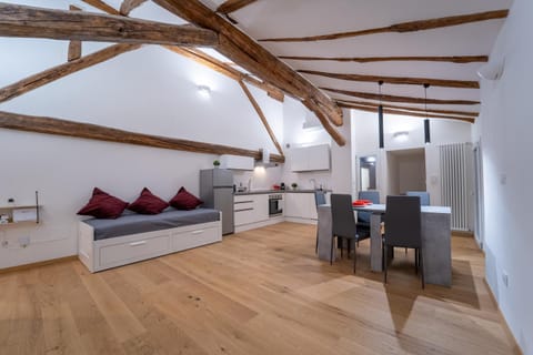 Kitchen or kitchenette, Living room, Seating area, Dining area, internet