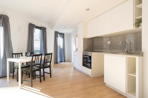 Kitchen or kitchenette, Dining area, oven, stove