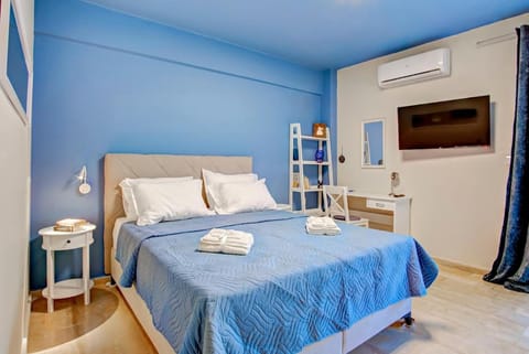 Bed, TV and multimedia, Photo of the whole room, Bedroom, towels, air conditioner