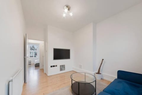 Communal lounge/ TV room, TV and multimedia, Living room, Seating area, Evening entertainment