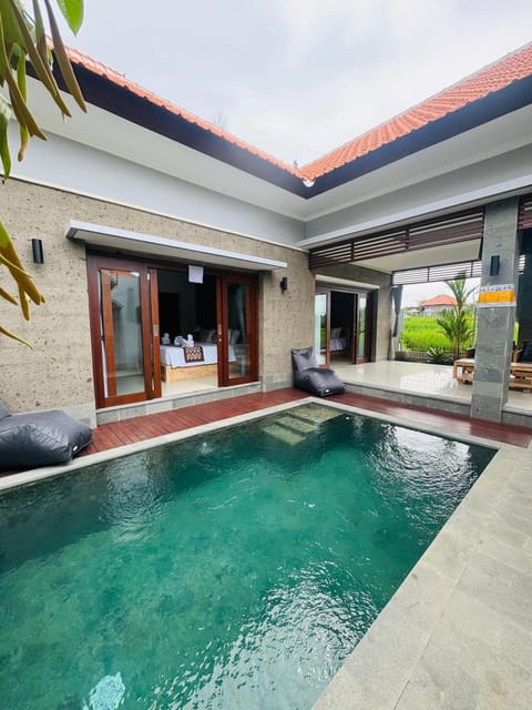 Property building, Day, Pool view, Swimming pool, sunbed