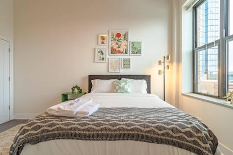 Spacious 3BR Corner Stay with Optional Parking and Gym Access Near McCormick Place, Grant Park and Soldier Field Apartment in South Loop