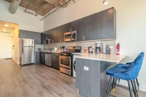 Spacious 3BR Corner Stay with Optional Parking and Gym Access Near McCormick Place, Grant Park and Soldier Field Apartment in South Loop