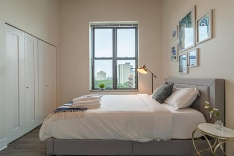 Spacious 3BR Corner Stay with Optional Parking and Gym Access Near McCormick Place, Grant Park and Soldier Field Apartment in South Loop