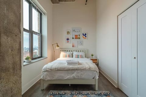 Spacious 3BR Corner Stay with Optional Parking and Gym Access Near McCormick Place, Grant Park and Soldier Field Apartment in South Loop