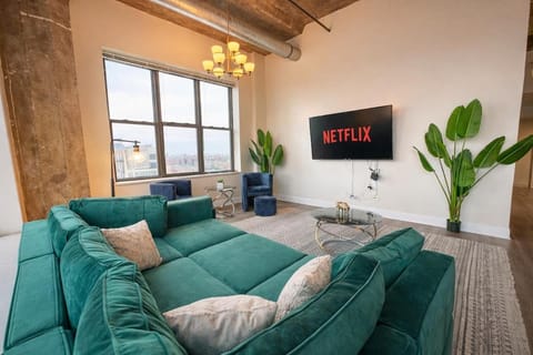 Spacious 3BR Corner Stay with Optional Parking and Gym Access Near McCormick Place, Grant Park and Soldier Field Apartment in South Loop