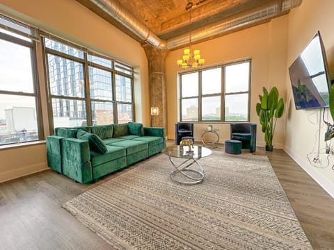 Spacious 3BR Corner Stay with Optional Parking and Gym Access Near McCormick Place, Grant Park and Soldier Field Apartment in South Loop
