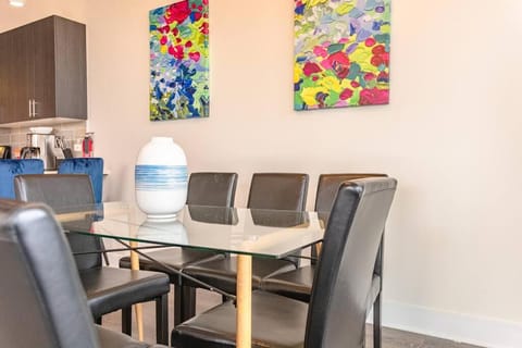 Spacious 3BR Corner Stay with Optional Parking and Gym Access Near McCormick Place, Grant Park and Soldier Field Apartment in South Loop