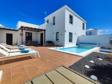 Property building, Patio, Day, Pool view, Swimming pool, sunbed
