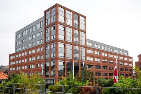 Property building, Facade/entrance, Day