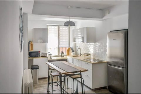 Kitchen or kitchenette, Dining area, minibar, stove