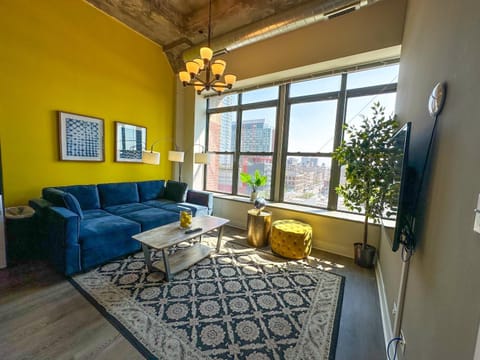 Bright and Stylish 2BR Suite on Michigan Ave Near Grant Park, Museum Campus and Lakefront Apartment in South Loop