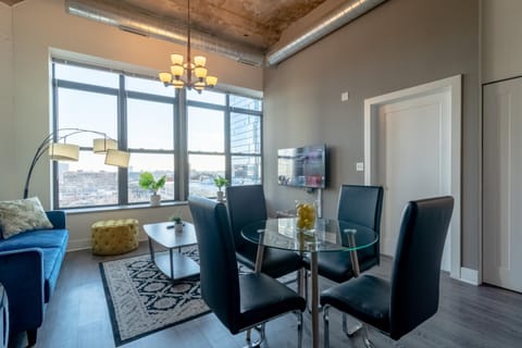 Bright and Stylish 2BR Suite on Michigan Ave Near Grant Park, Museum Campus and Lakefront Apartment in South Loop