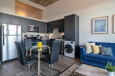 Bright and Stylish 2BR Suite on Michigan Ave Near Grant Park, Museum Campus and Lakefront Apartment in South Loop