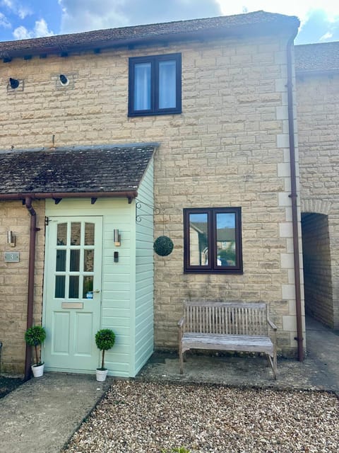 Bluebirds Cottage - Light & Airy 2 Bed in Bourton! House in Bourton-on-the-Water