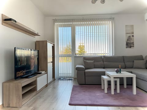 Communal lounge/ TV room, TV and multimedia, Living room, Seating area