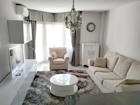 Communal lounge/ TV room, Living room, Seating area