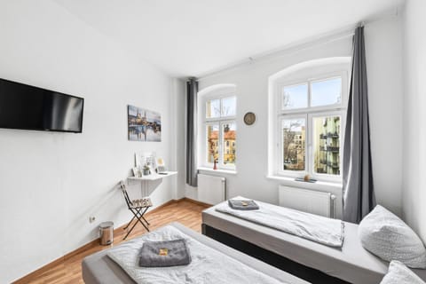 Bed, TV and multimedia, Photo of the whole room, Seating area, Bedroom, towels