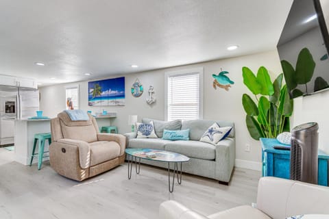 Gulf Breeze Home with Deck Walk to Public Boat Ramp House in Alabama