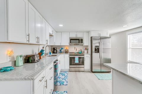 Gulf Breeze Home with Deck Walk to Public Boat Ramp House in Alabama