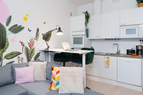 Kitchen or kitchenette, Living room, Seating area, Dining area